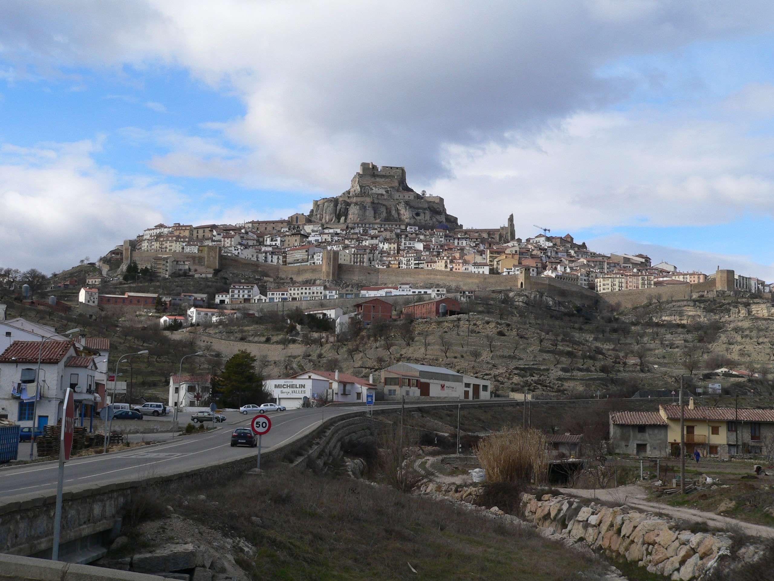 Morella sobre su colina, en Els Ports